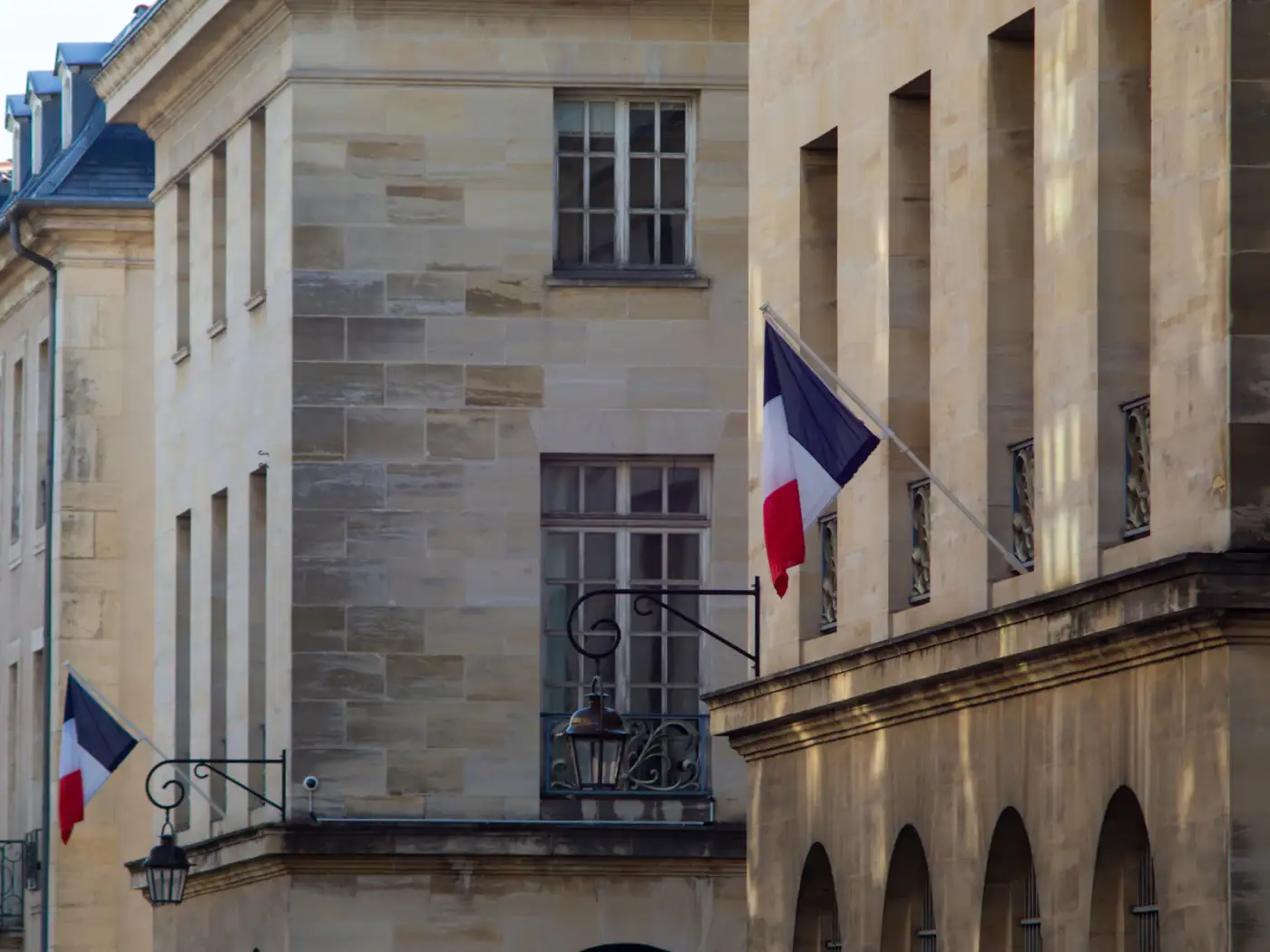 Bâtiment public orné de drapeaux français