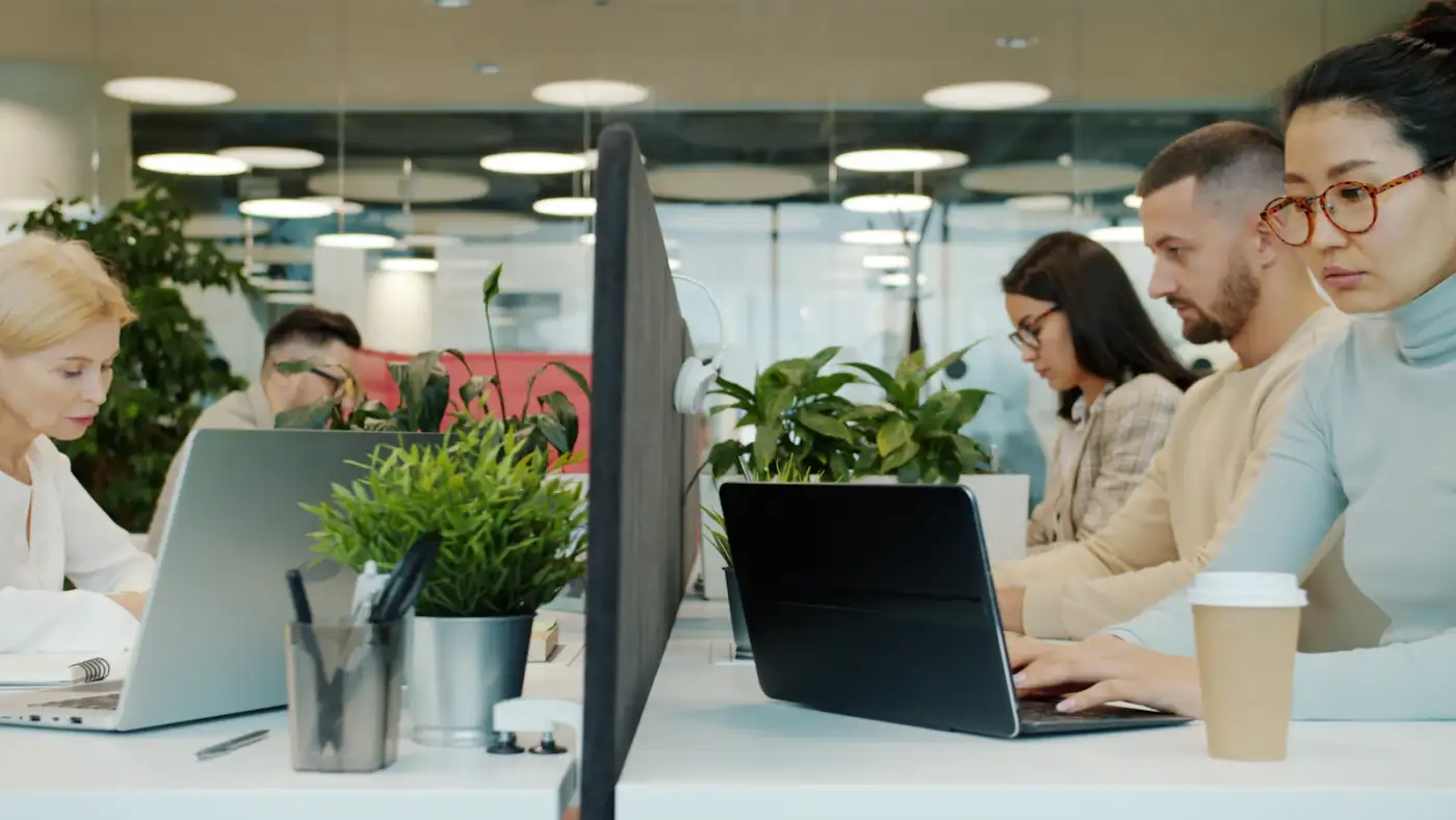 Agents travaillant sur ordinateur dans un bureau partagé